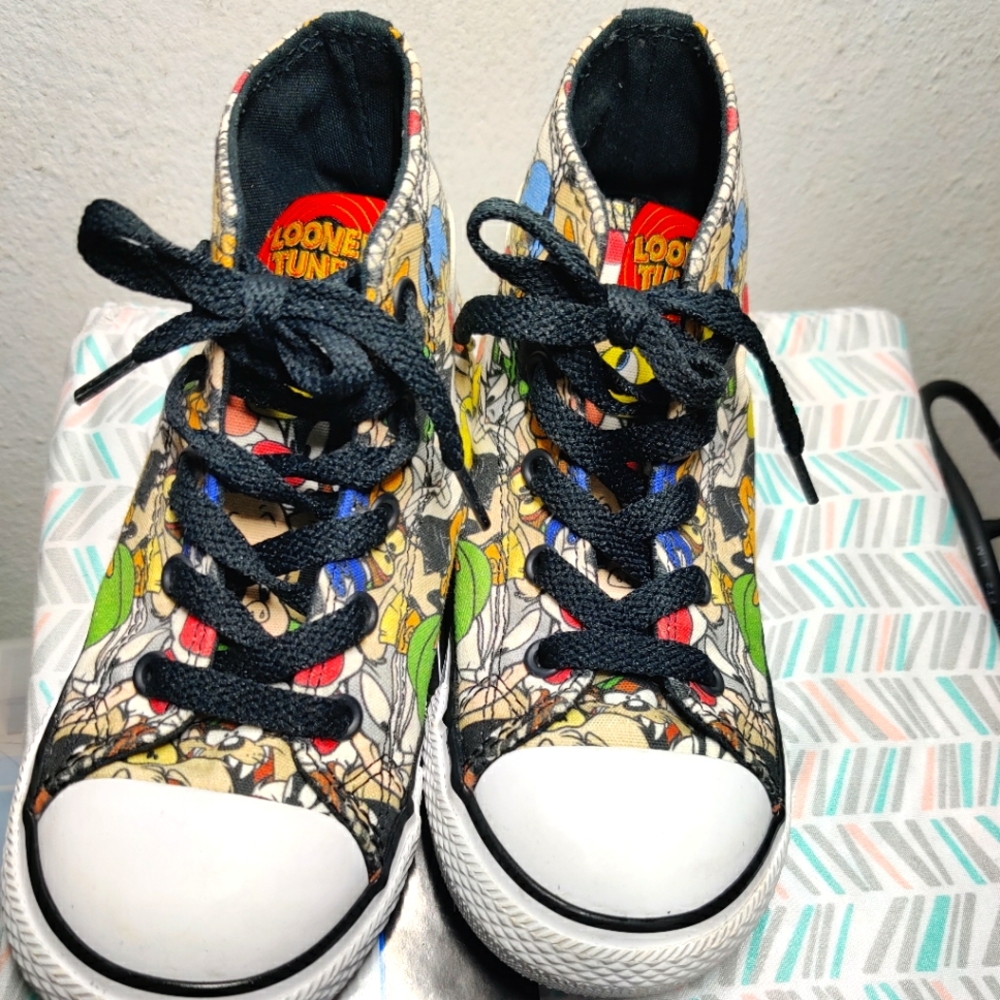 Infant Size 10 Looney Tunes Hightop Converse shoes